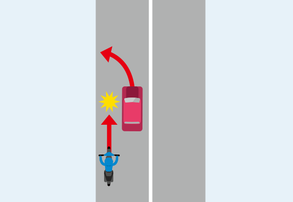 同じ方向に進む自動車とバイクが、先行する自動車が進路変更することで、後方直進バイクに衝突した場合での事故のイメージイラスト