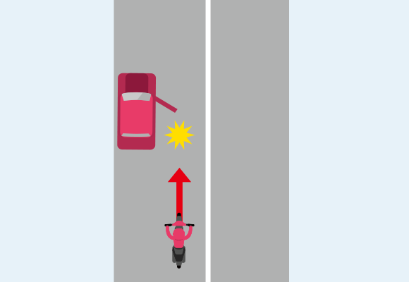 停止している自動車のドアに、すり抜けしたバイクが衝突した場合での事故のイメージイラスト